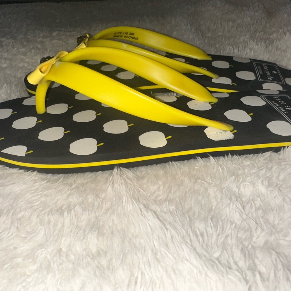 NWOT KATE SPADEY yellow Apple-Print Flip Flops - Picture 3 of 6